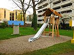 Robinienturm mit Rutsche
