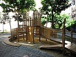 Spielturm mit Sitzkreisel